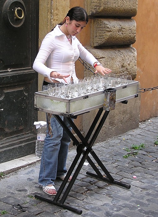 Музыкальные стаканчики - фактический прародитель стеклянной гармоники. /Фото: wikipedia.org