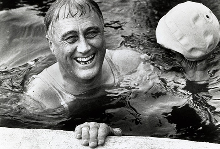Рузвельт много плавал из-за своей болезни - вот ему и построили бассейн. /Фото: lenta.ru