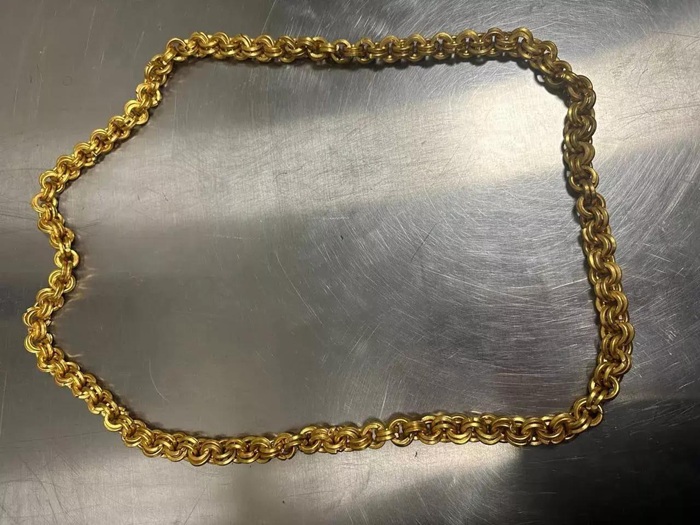 Таможня сняла с шеи туриста два килограмма чистого золота. /Фото: maximonline.ru