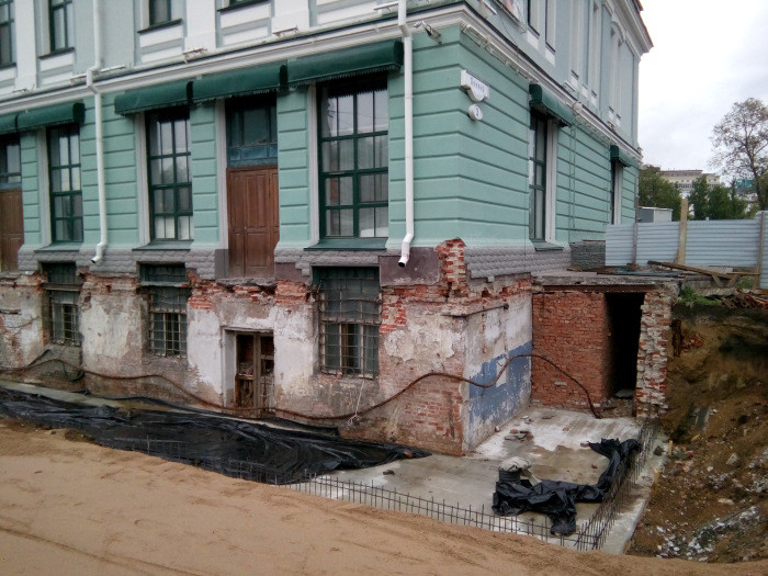 Здание музея в Омске - один из самых ярких примеров якобы закопанного дома. /Фото: glav.su