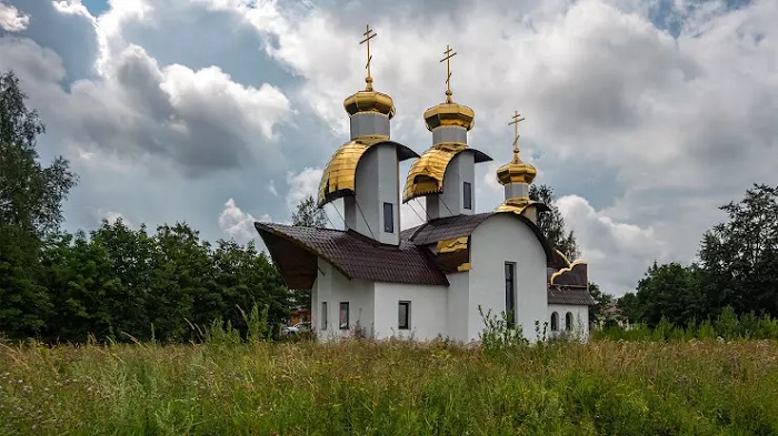 Запоминающаяся церковь в Ладейном поле. /Фото: lodeynoe-pole.fooby.ru