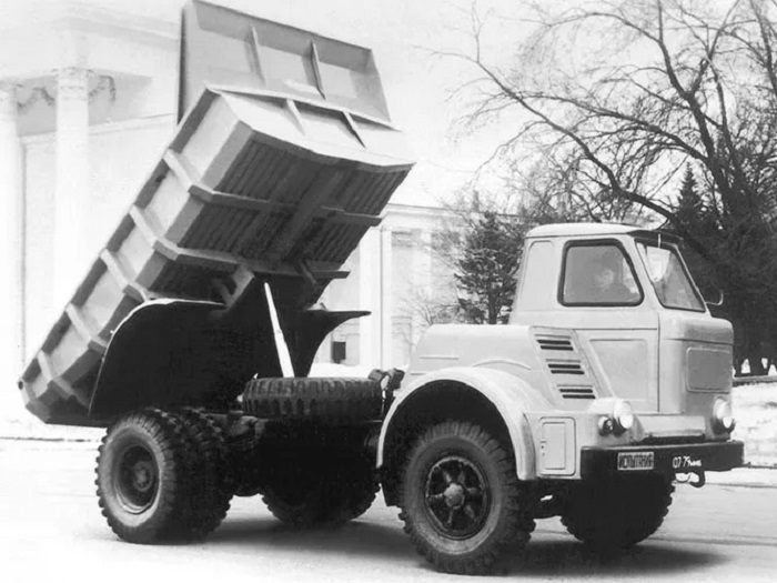 Необычный нереализованный концепт ассиметричного грузовика. /Фото: techinsider.ru