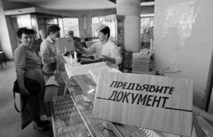 Были в СССР времена, когда еду без документа в виде карточки было не купить. /Фото: rbc.ru