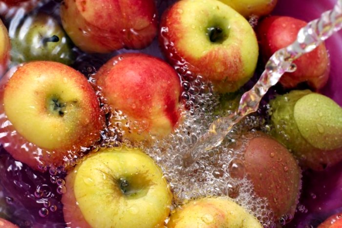 Яблоки лучше не промывать, а вымачивать. /Фото: takprosto.cc