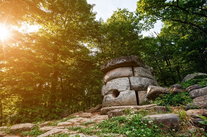 Каменные сооружения, о которых учёные спорят уже полвека. /Фото: vpoxod.ru