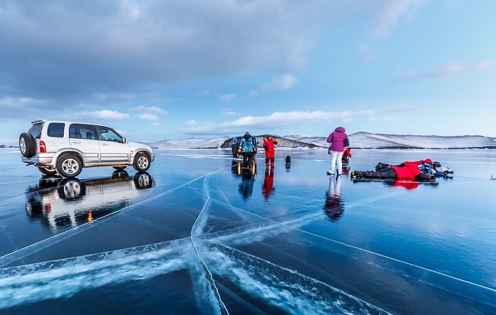 Популярное занятие на Байкале зимой - поездки на машинах. /Фото: pulse.mail.ru