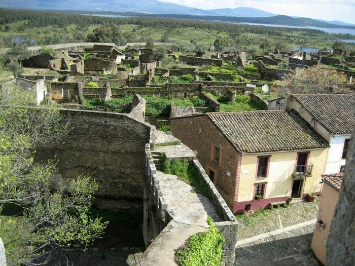 Заброшенная испанская деревня, которую можно было бы и не покидать. /Фото: pikabu.ru
