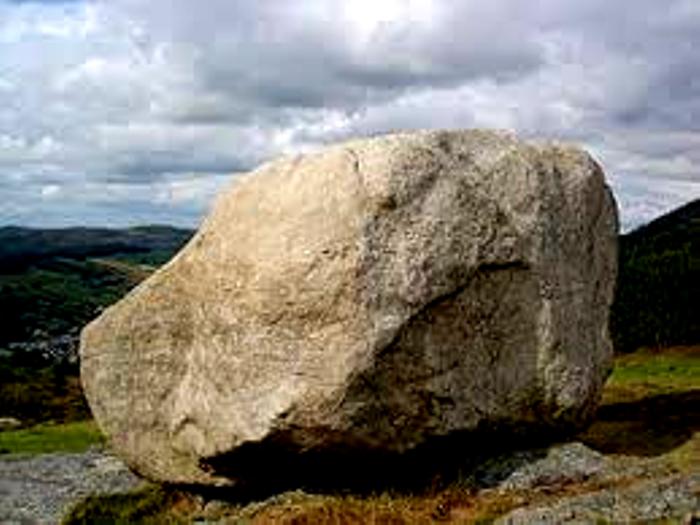 Камень был первым материалом, обработанным человеком. /Фото: grimoire.club