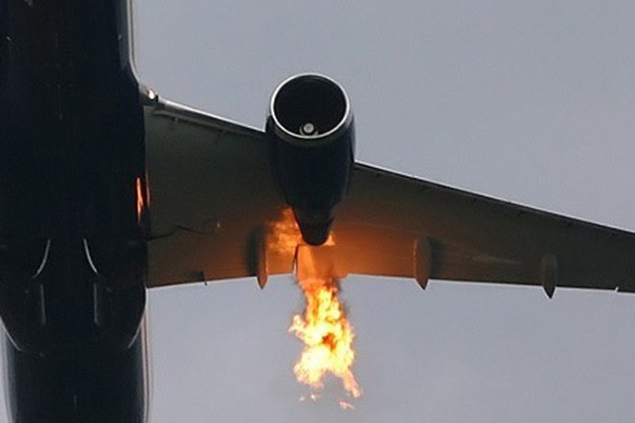 Пылающий двигатель - это, конечно, нештатная ситуация, но далеко не всегда она станет катастрофической. /Фото: mk.ru