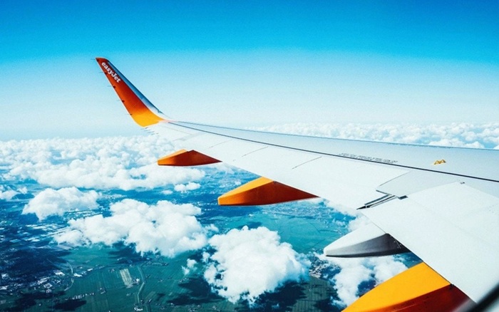 Крыло самолёта и должно раскачиваться в определённых случаях, чтобы не отвалиться. /Фото: vk.com