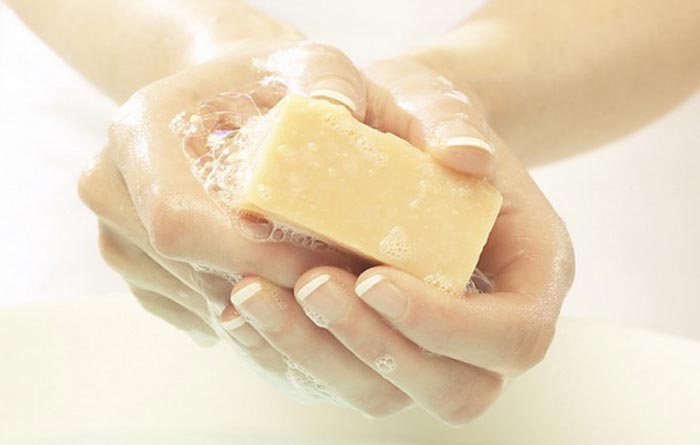 Хирурги тоже мыли руки обычным хозяйственным мылом. /Фото: uarp.org