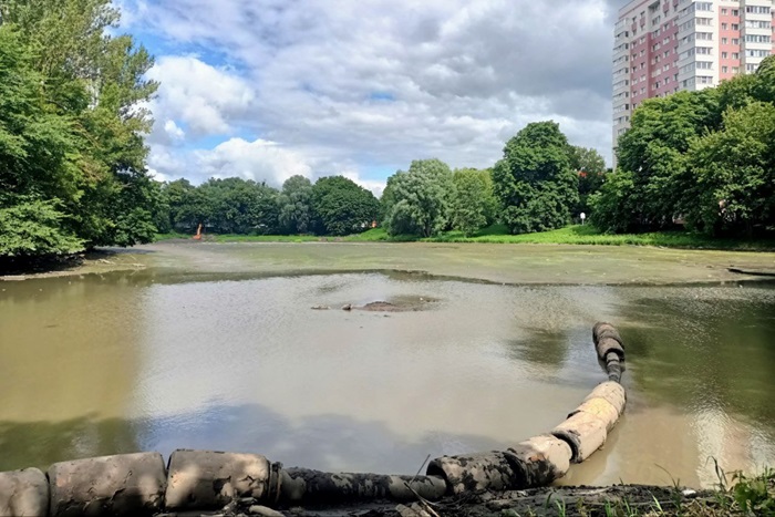 Труба ко дну Ялтинского пруда, высасывающая ил и воду для очистки через сито. /Фото: kgd.ru