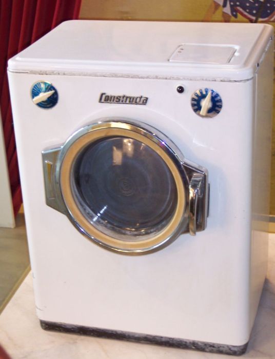 Одна из первых автоматических стиралок в истории. /Фото: Одна из первых стиральных машин-автоматов. /Фото: Wikipedia.org