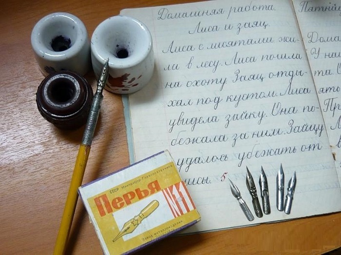 Перьевая ручка и чернильница - незаменимый атрибут многих советских школьников. /Фото: livejournal.com