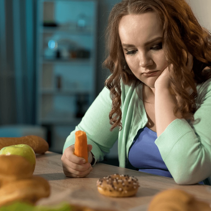 Ограничивать себя в полезной еде - такая же ошибка как и переедание. /Фото: center-ves.ru