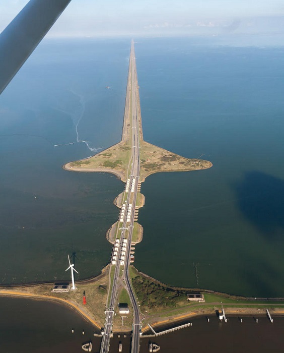 Вид на нидерландскую дамбу с высоты птичьего полёта. /Фото: wn.com