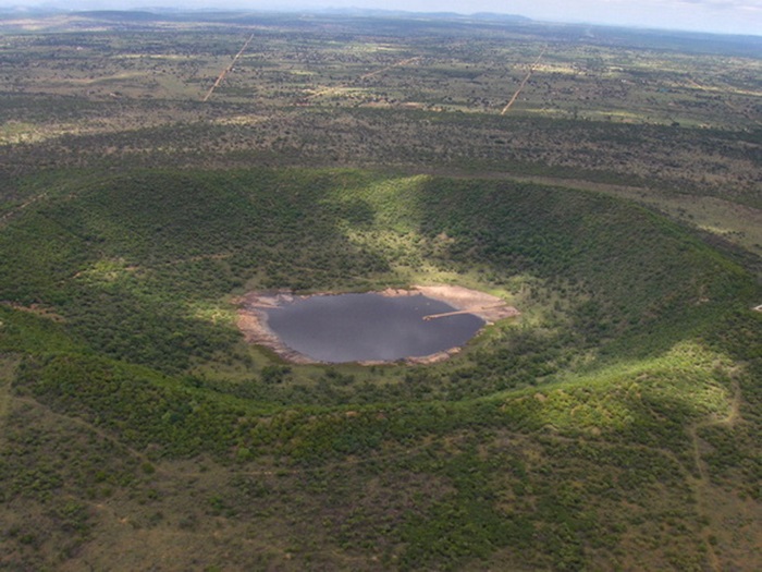 Теперь на месте падения метеорита - огромное соляное озеро. /Фото: theworldgeography.com