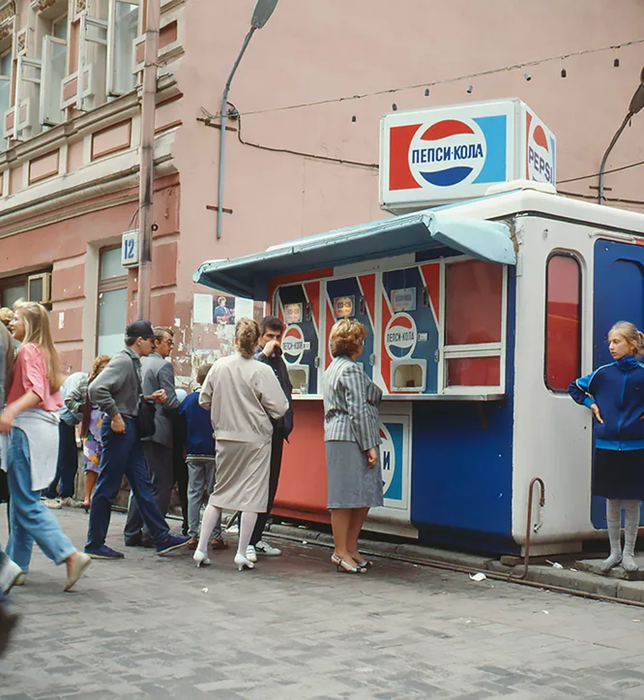 Договор с Западом всё-таки состоялся - пепси стали продавать в СССР. /Фото: thevoicemag.ru