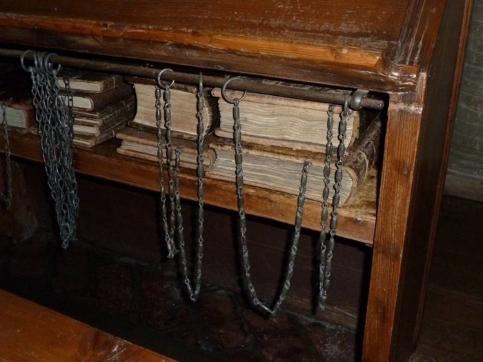 Вплоть до изобретения печатного станка только цепями спасали книги от грабителей. /Фото: violity.com