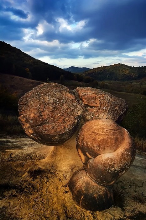 Камни, которые можно найти только в Румынии. /Фото: techinsider.ru