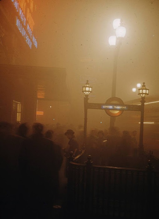 На Лондон опустился смог, похожий по цвету на гороховый суп. /Фото: drive2.ru