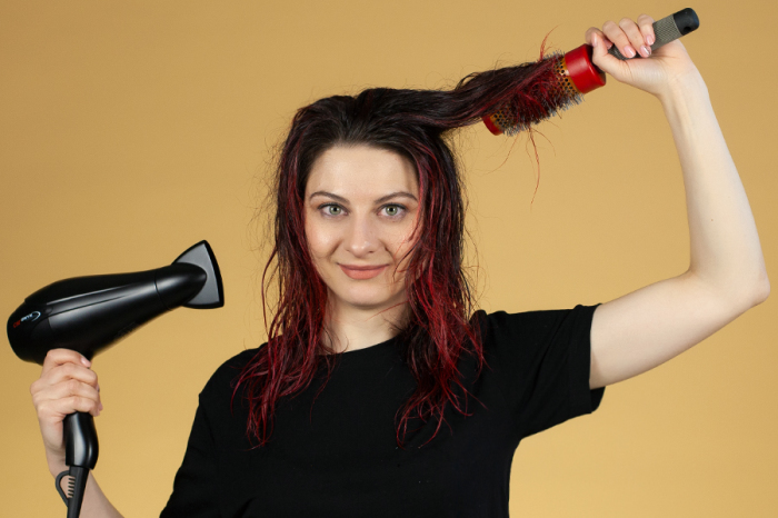 Сушить волосы в Швейцарии поздно вечером - плохая идея. /Фото: static.beautyinsider.ru