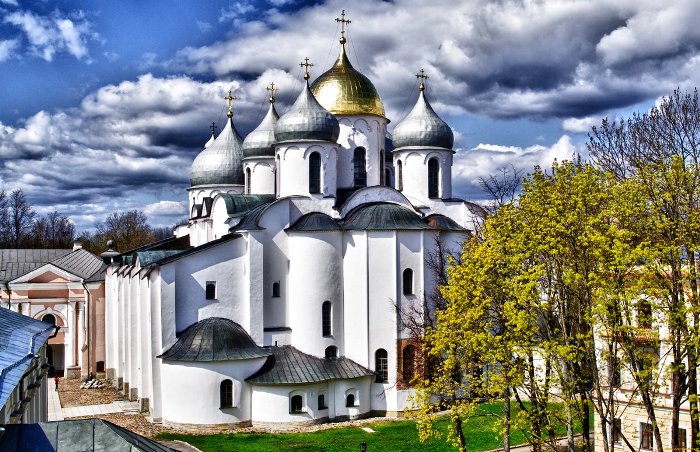 Софийский собор в Великом Новгороде и сегодня возносится к небесам шлемовидными куполами. /Фото: sputnik8.com