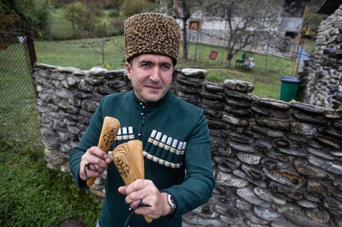 Черкесские народы имеют собственную разновидность трещотки. /Фото: tuapsevesti.ru