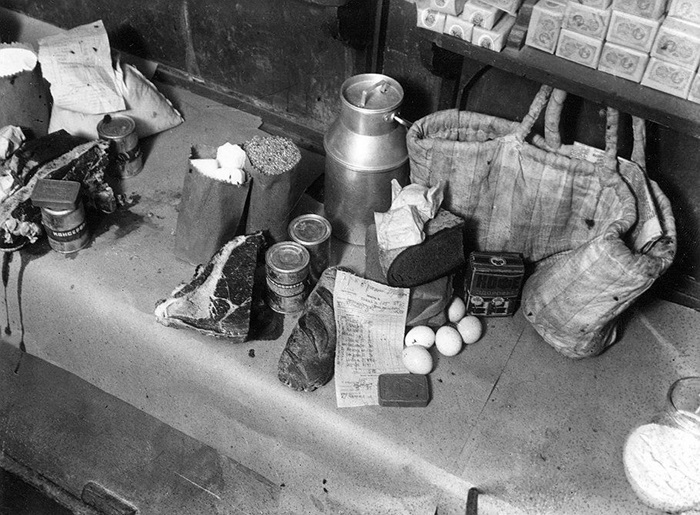 Распределение еды по талонам существовало в СССР с первых лет. /Фото: newizv.ru
