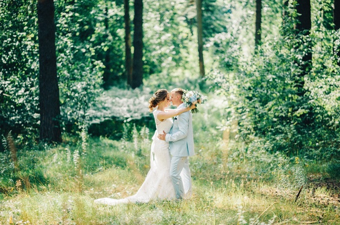 Оказывается, на отечественных просторах белый цвет у наряда невесты куда древнее, чем в других странах. /Фото: weddywood.ru