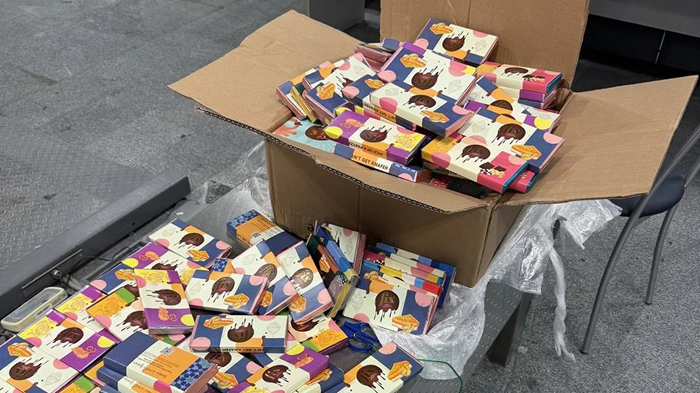 Трендовый шоколад, завозимый десятками килограмм, надо декларировать. /Фото: kommersant.ru