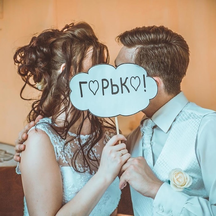 «Горькие» возгласы довольно популярны в свадебной традиции сразу нескольких стран. /Фото: alltime.ru