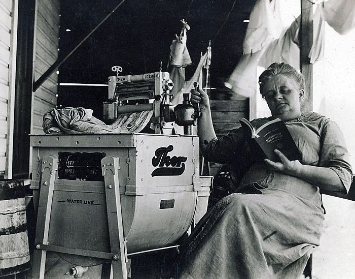 Так выглядела электрическая стиральная машина в 1910 году. / Фото: pikabu.ru