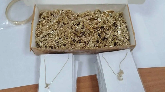 Куча ювелирки, которую пытались привезти из Турции. /Фото: maximonline.ru