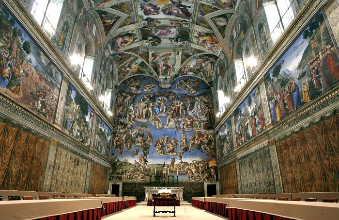 Сикстинская капелла оказалась местом сатиры Микеланджело над противником-священником. /Фото: images2.corriereobjects.it.