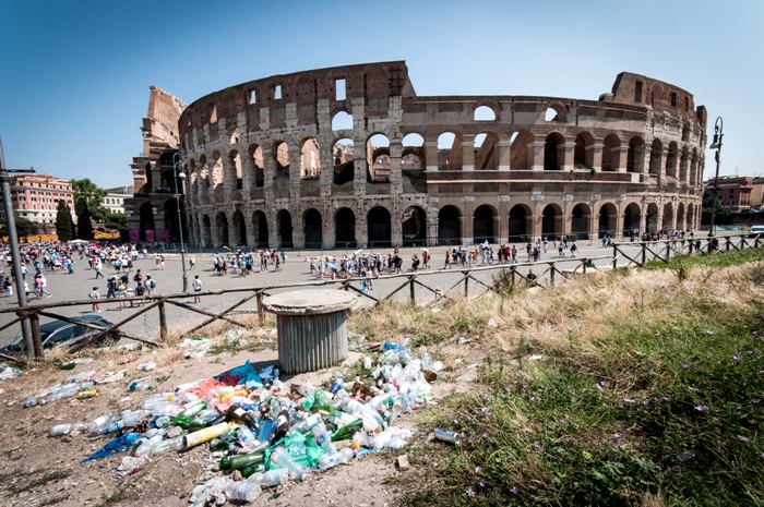 Глядеть на Колизей в окружении мусора - явно не то, зачем приезжают в Рим. /Фото: thepointsguy.com
