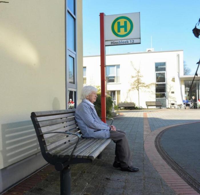 Как раз на таких остановках увидеть человека в больничной пижаме - норма. /Фото: welt.de