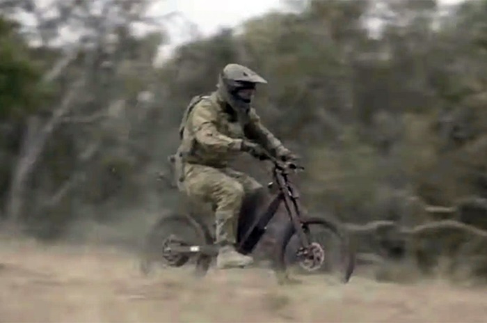 В Австралии солдат пересаживают на электрические велосипеды 