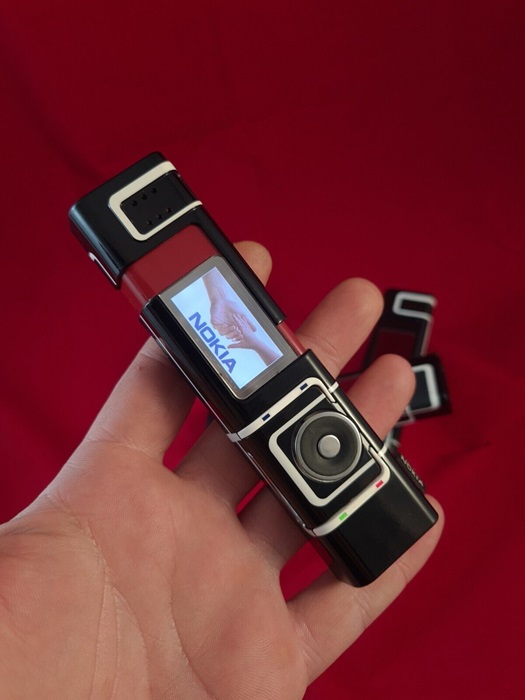 Один из самых известных нетривиальных телефонов 2000-х. /Фото: ebay.com