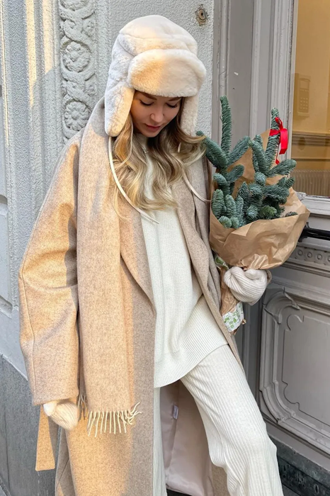 Уже который год шапка-ушанка снова в тренде. /Фото: vogue.ru