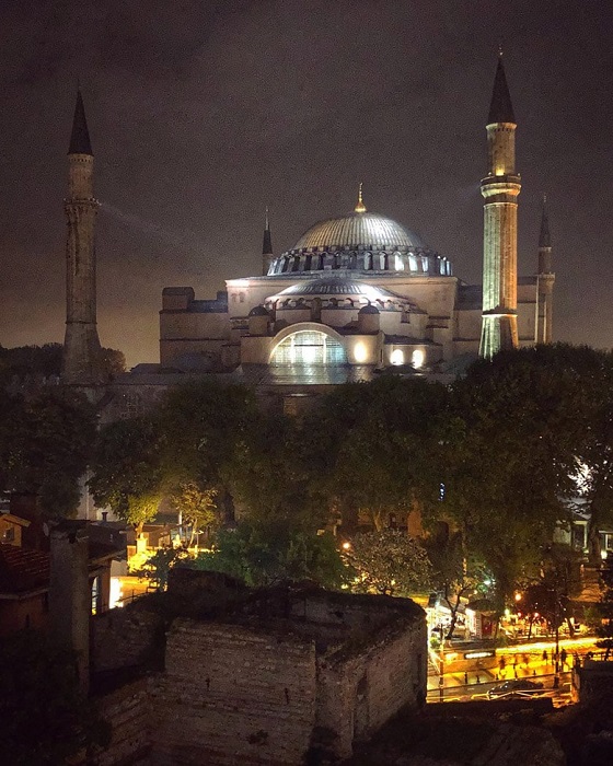 Жемчужина Стамбула в ночи. /Фото: fancy-journal.com
