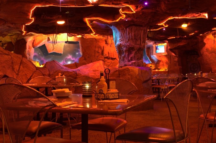 Ресторан, который выглядит, как будто его в пещере Марса открыли. /Фото: fishki.net