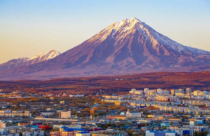 Петропавловск-Камчатский отдалён от ближайшего вулкана на 25 километров. /Фото: tutu.ru