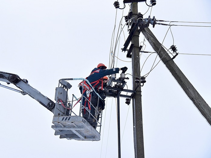 Электрики умеют обходить опасность тока, соблюдая технику безопасности. /Фото: vitvesti.by