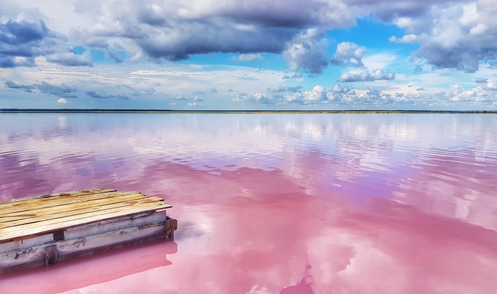 Одно из своих названий - Розовое - озеро полностью оправдывает. /Фото: b2b.ostrovok.ru
