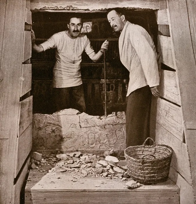 Говард Картер и лорд Карнарвон у входа в усыпальницу Тутанхамона. /Фото: pravilamag.ru
