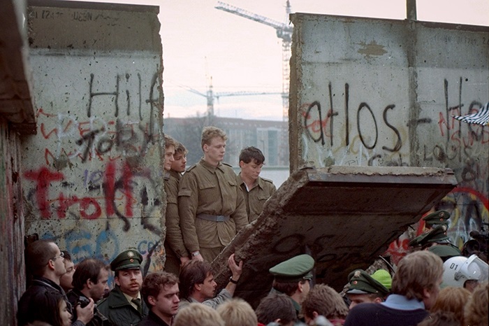 Спустя почти тридцать лет стена всё-таки пала. /Фото: rbk.ru