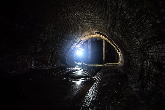Река Неглинная, заключённая в подземные коллекторы. /Фото: msk.kp.ru