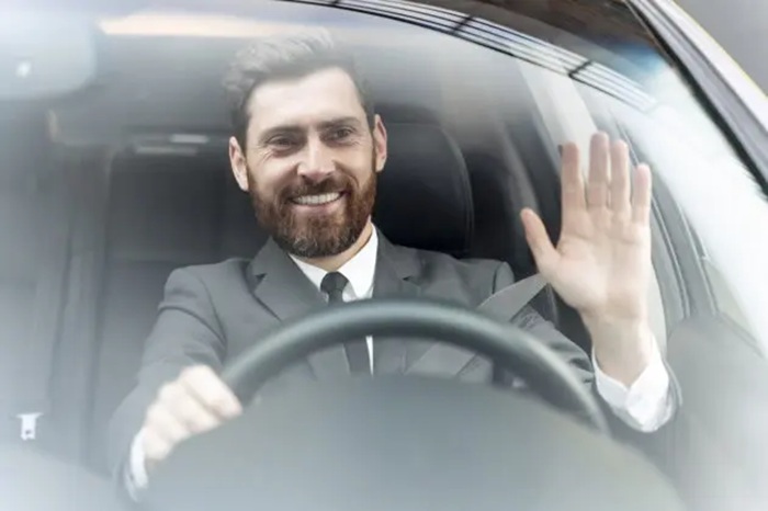 Если водитель взаимодействует взглядом с другими, его пропустят с большей вероятностью. Если водитель взаимодействует взглядом с другими, его пропустят с большей вероятностью.