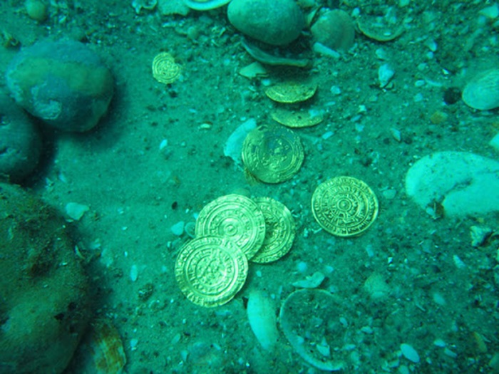 Монеты, лежащие на дне моря у Кейсарии. /Фото: kggj.org